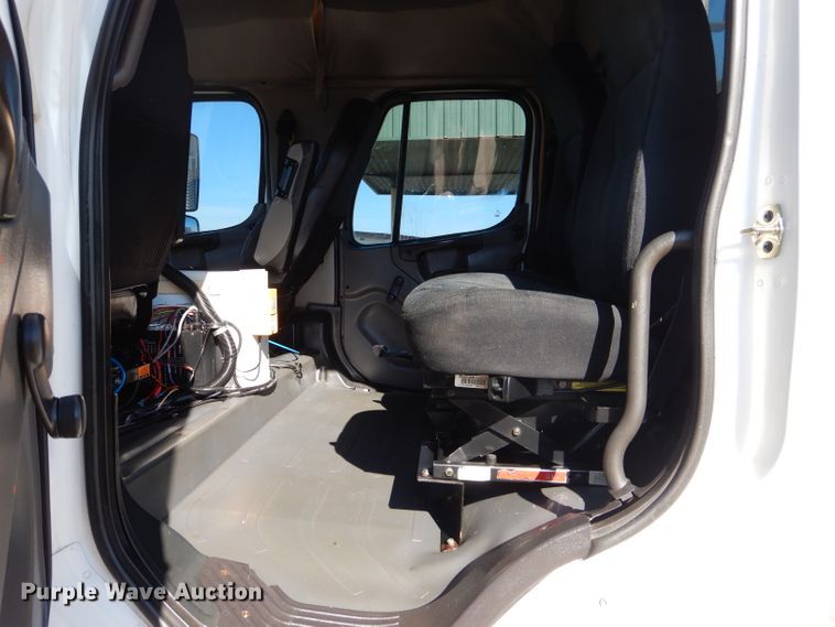 image for item DJ8811 2004 Freightliner Business Class M2  crane truck