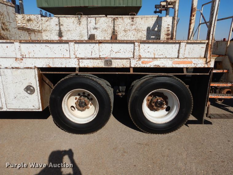 image for item DJ8811 2004 Freightliner Business Class M2  crane truck