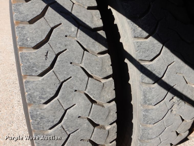 image for item DJ8811 2004 Freightliner Business Class M2  crane truck