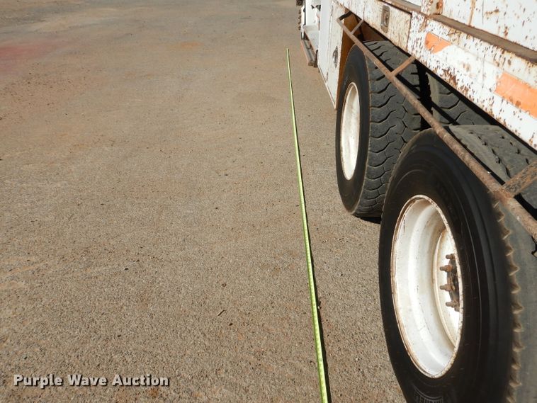 image for item DJ8811 2004 Freightliner Business Class M2  crane truck