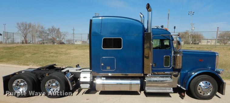 image for item DJ8813 2014 Peterbilt 388  semi truck