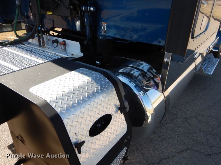 image for item DJ8813 2014 Peterbilt 388  semi truck