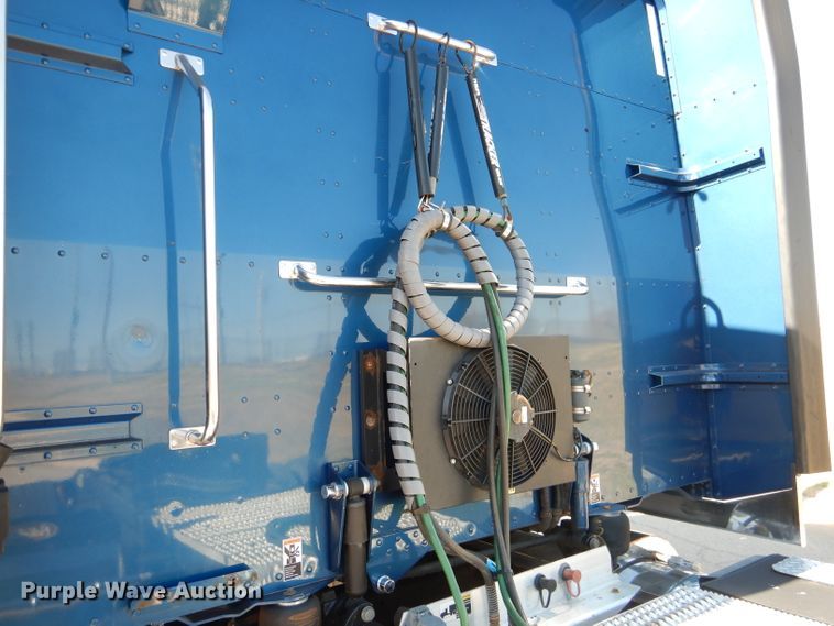 image for item DJ8813 2014 Peterbilt 388  semi truck