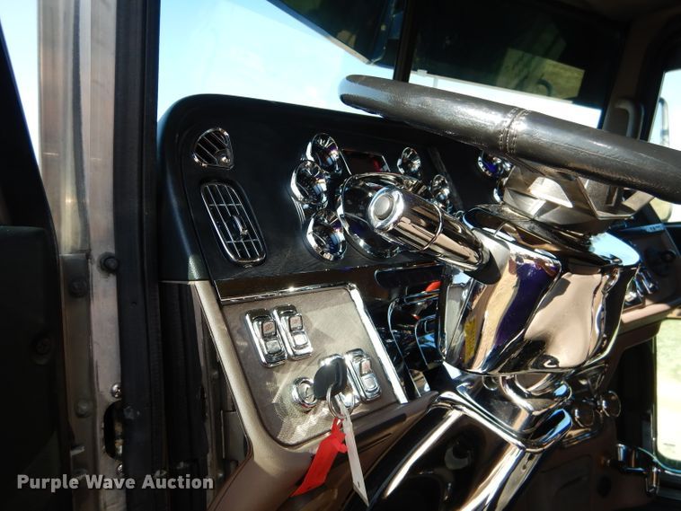image for item DJ8813 2014 Peterbilt 388  semi truck