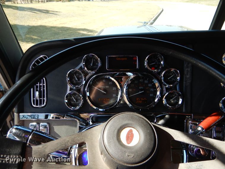 image for item DJ8813 2014 Peterbilt 388  semi truck