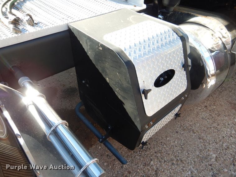 image for item DJ8813 2014 Peterbilt 388  semi truck