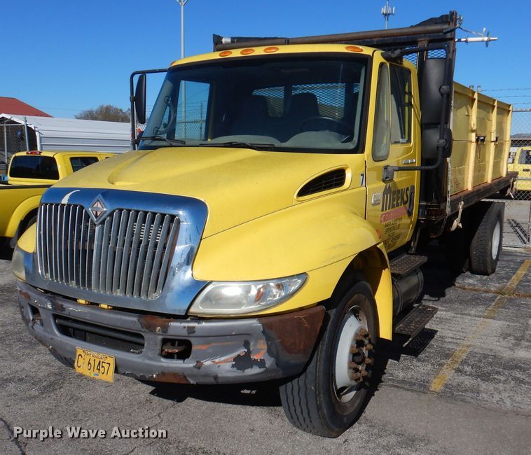 image for item DY9636 2004 International 4300  flatbed truck