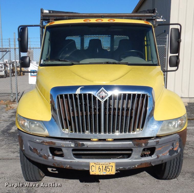 image for item DY9636 2004 International 4300  flatbed truck