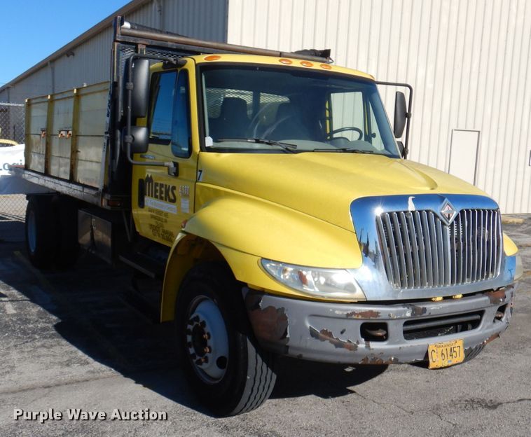 image for item DY9636 2004 International 4300  flatbed truck