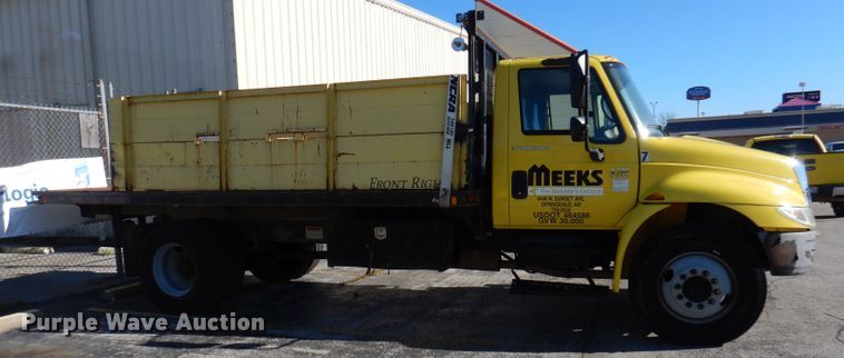 image for item DY9636 2004 International 4300  flatbed truck