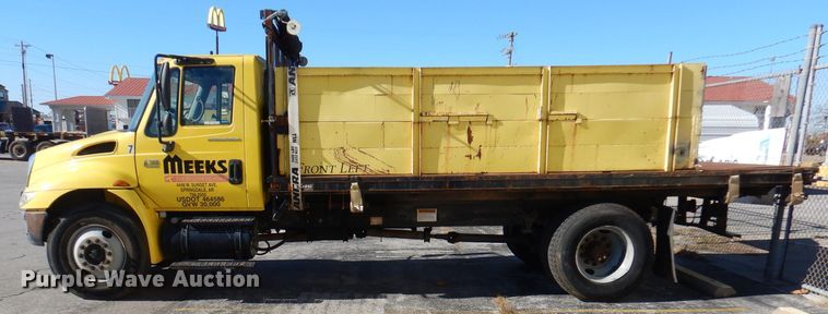 image for item DY9636 2004 International 4300  flatbed truck