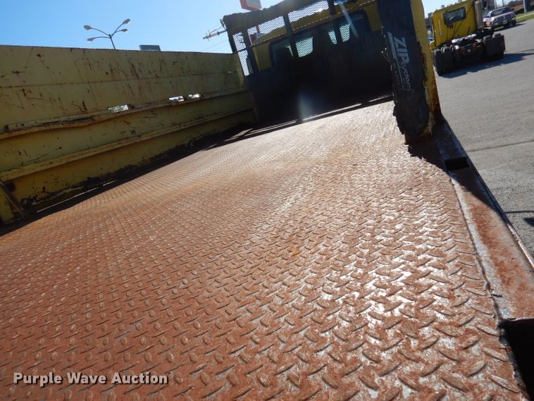 image for item DY9636 2004 International 4300  flatbed truck