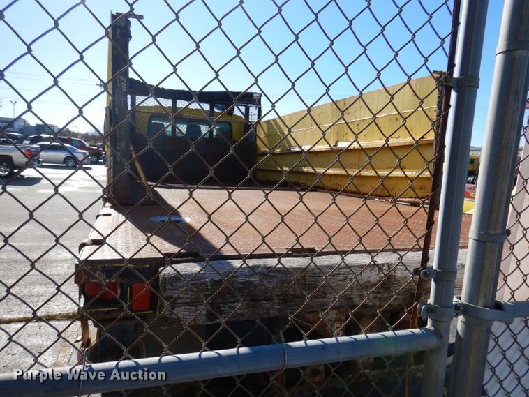 image for item DY9636 2004 International 4300  flatbed truck