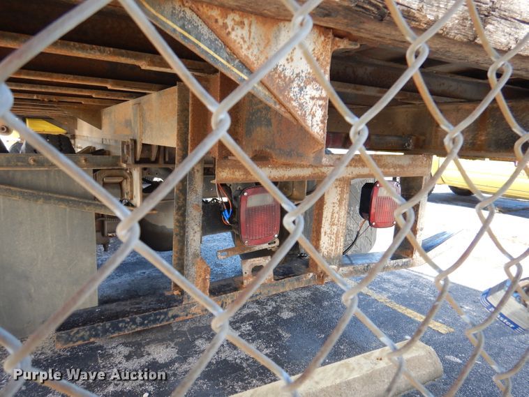 image for item DY9636 2004 International 4300  flatbed truck