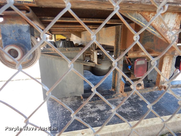 image for item DY9636 2004 International 4300  flatbed truck