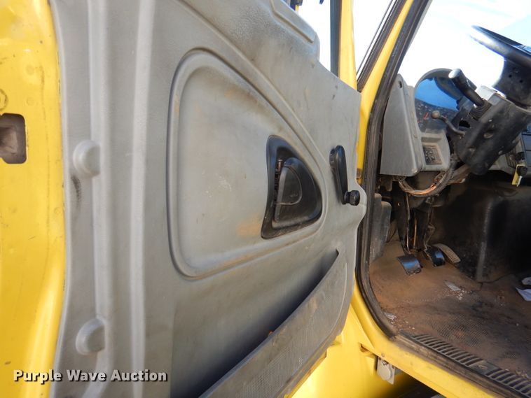 image for item DY9636 2004 International 4300  flatbed truck