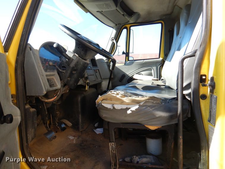 image for item DY9636 2004 International 4300  flatbed truck