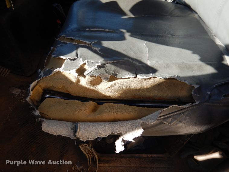 image for item DY9636 2004 International 4300  flatbed truck