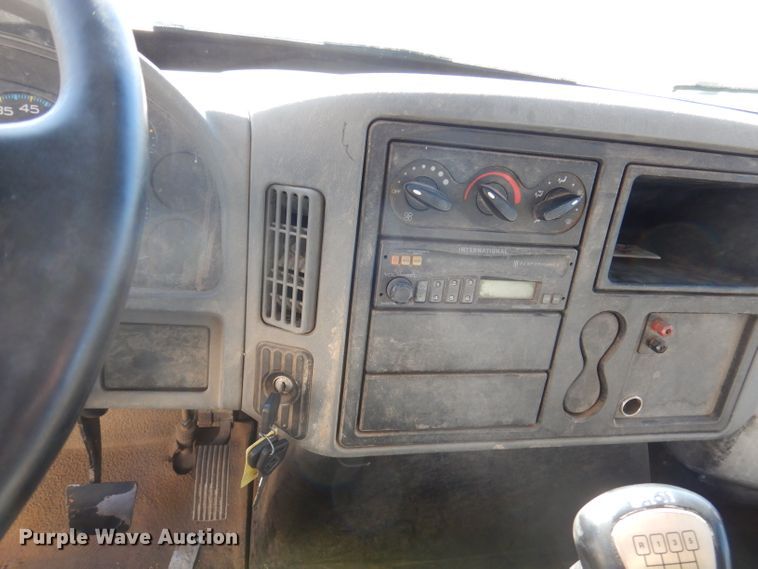 image for item DY9636 2004 International 4300  flatbed truck