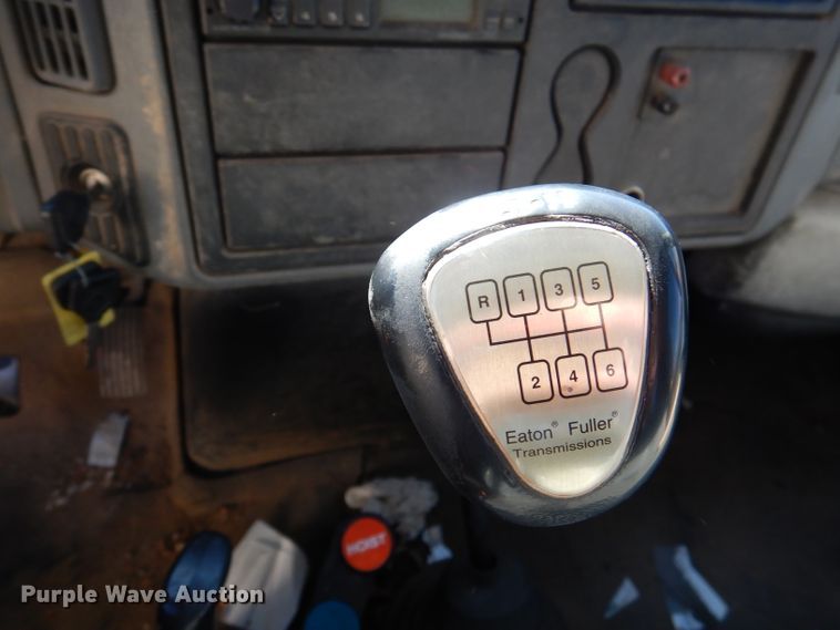 image for item DY9636 2004 International 4300  flatbed truck