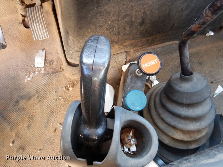 image for item DY9636 2004 International 4300  flatbed truck