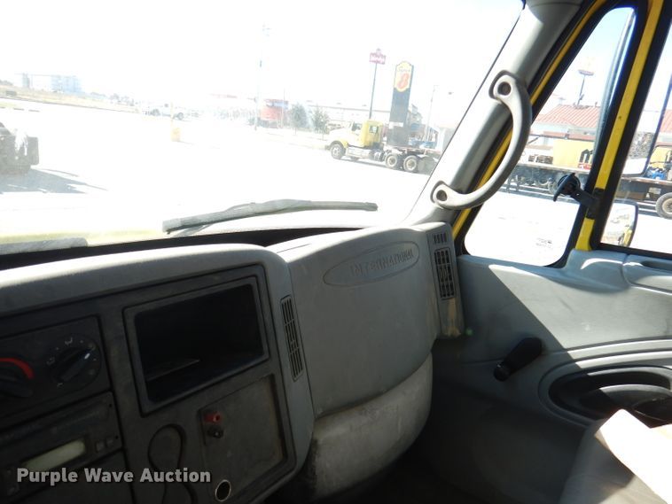 image for item DY9636 2004 International 4300  flatbed truck