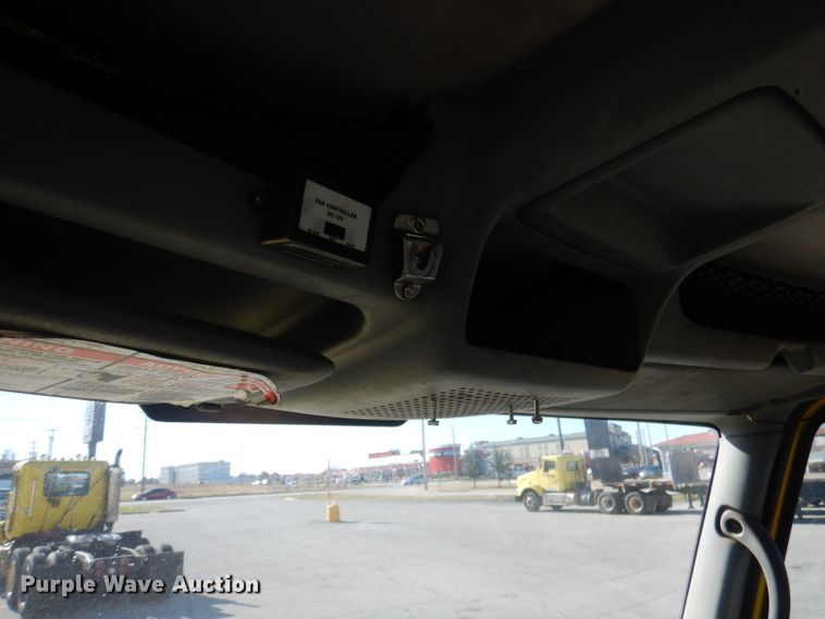 image for item DY9636 2004 International 4300  flatbed truck