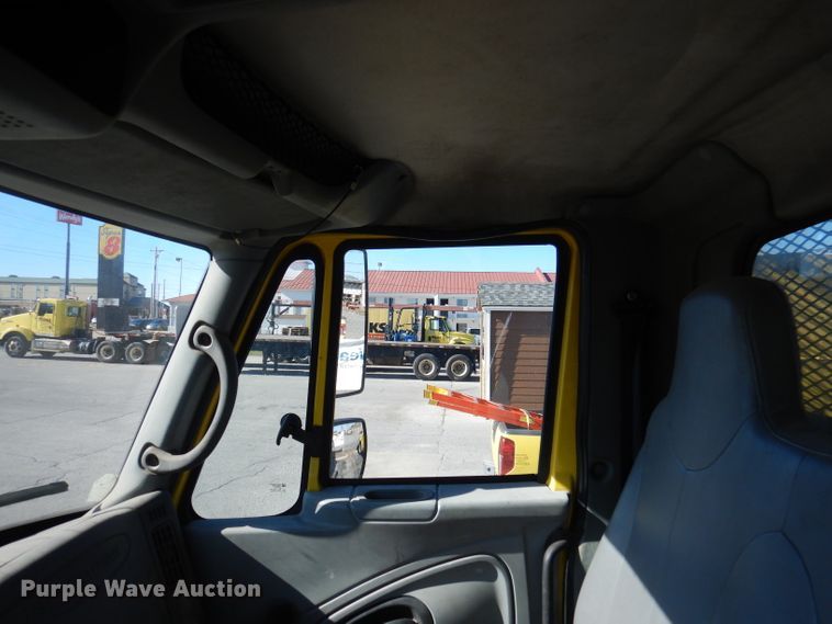 image for item DY9636 2004 International 4300  flatbed truck