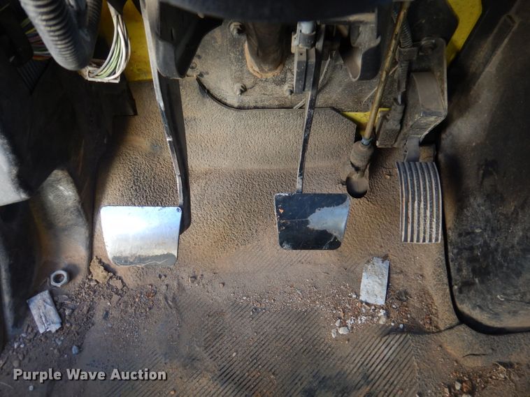 image for item DY9636 2004 International 4300  flatbed truck