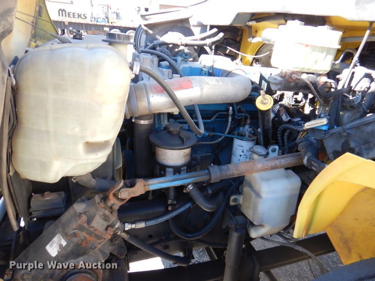 image for item DY9636 2004 International 4300  flatbed truck