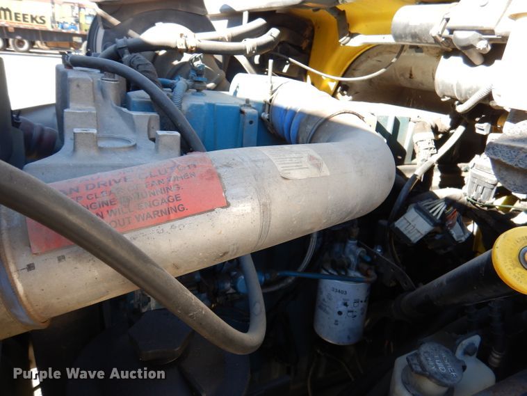 image for item DY9636 2004 International 4300  flatbed truck