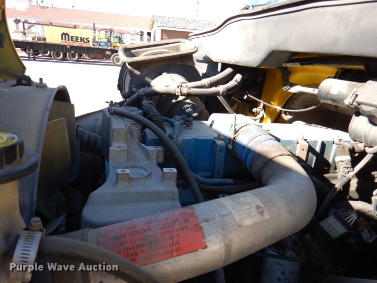 image for item DY9636 2004 International 4300  flatbed truck