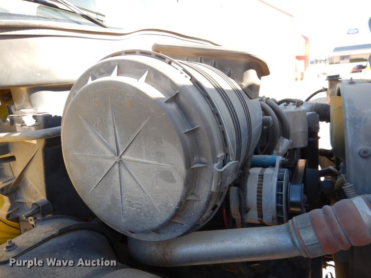 image for item DY9636 2004 International 4300  flatbed truck