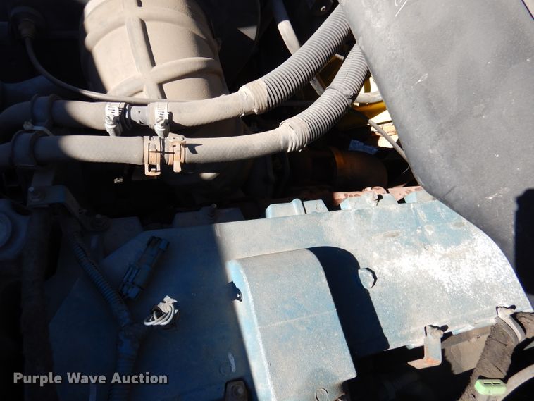 image for item DY9636 2004 International 4300  flatbed truck