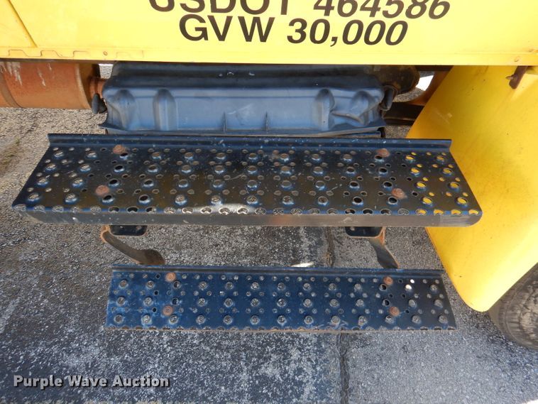 image for item DY9636 2004 International 4300  flatbed truck