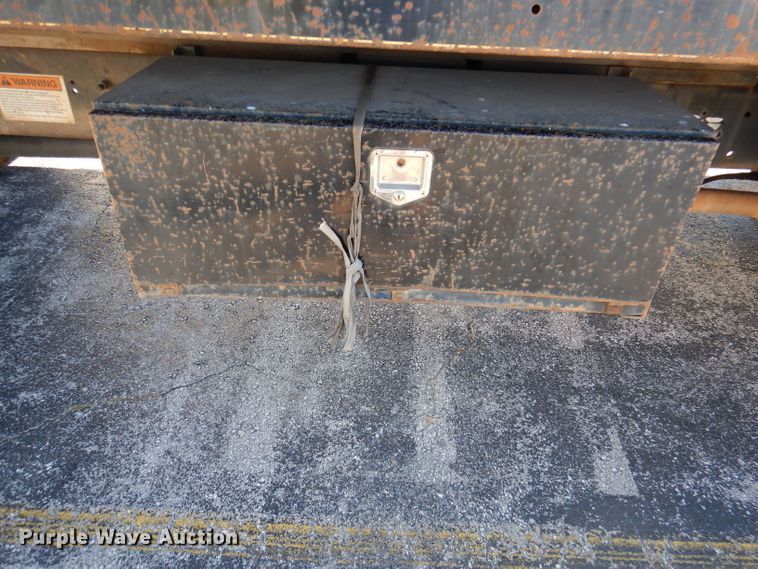 image for item DY9636 2004 International 4300  flatbed truck