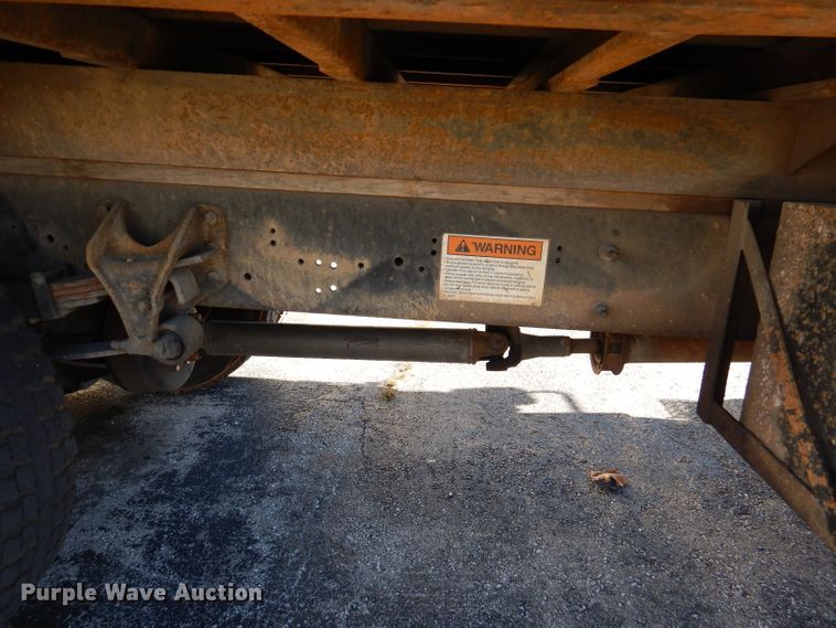 image for item DY9636 2004 International 4300  flatbed truck