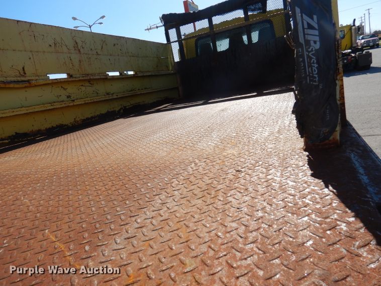 image for item DY9636 2004 International 4300  flatbed truck