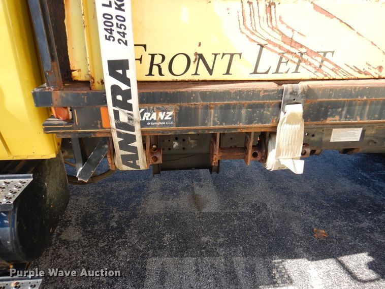 image for item DY9636 2004 International 4300  flatbed truck