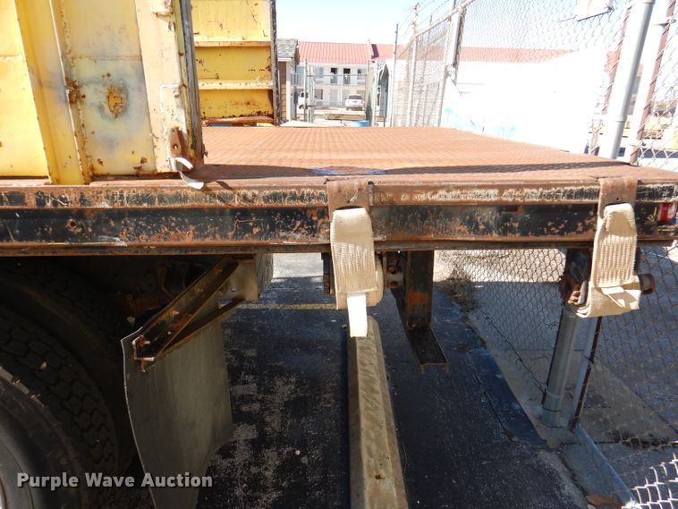 image for item DY9636 2004 International 4300  flatbed truck