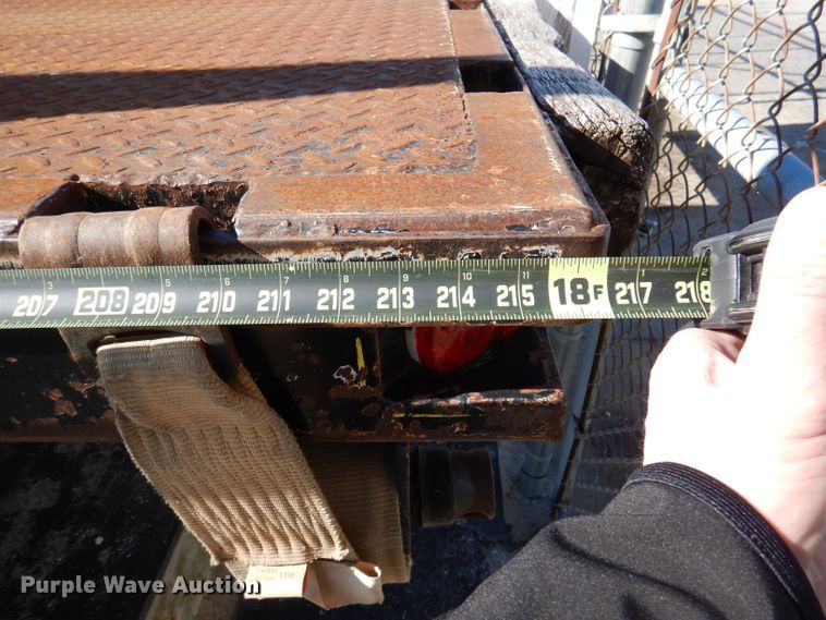 image for item DY9636 2004 International 4300  flatbed truck