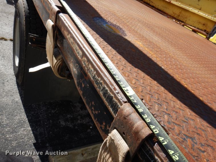 image for item DY9636 2004 International 4300  flatbed truck