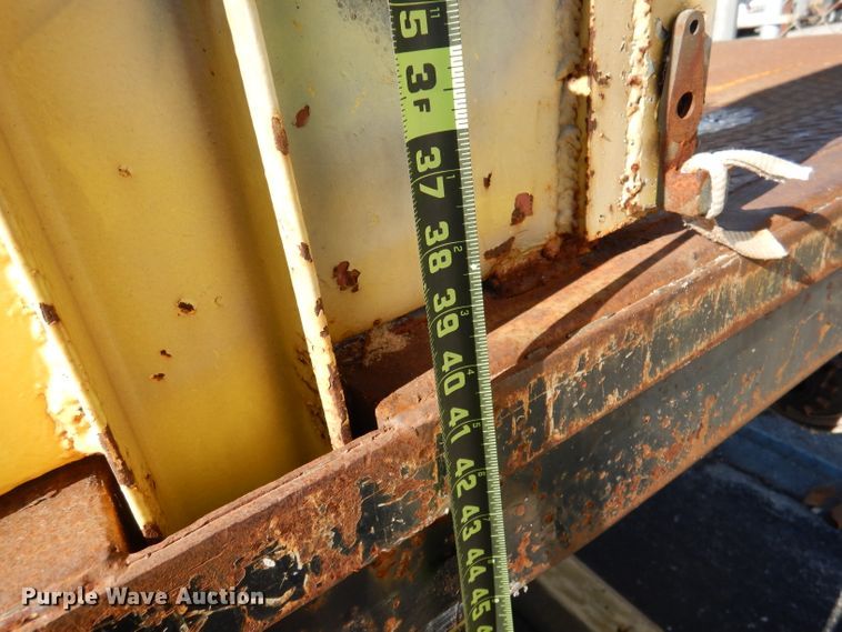 image for item DY9636 2004 International 4300  flatbed truck