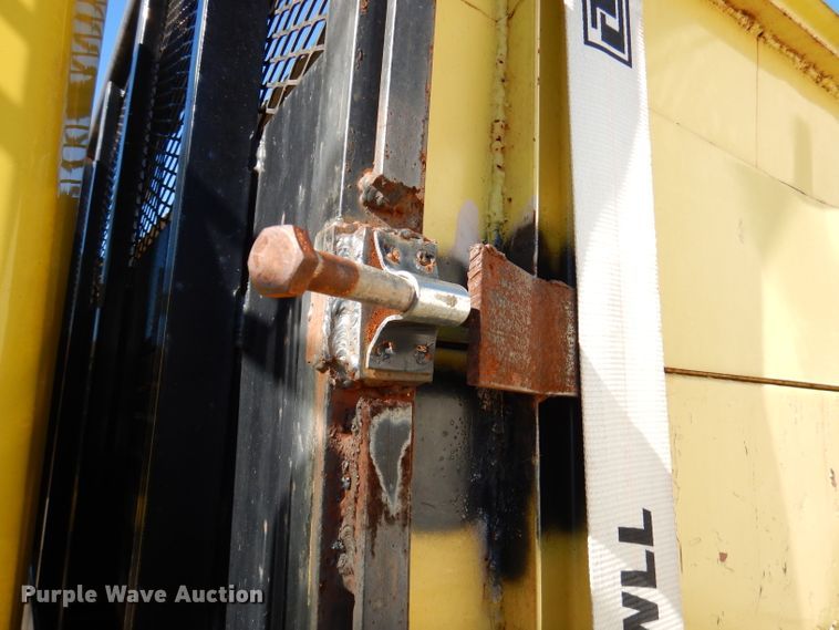 image for item DY9636 2004 International 4300  flatbed truck