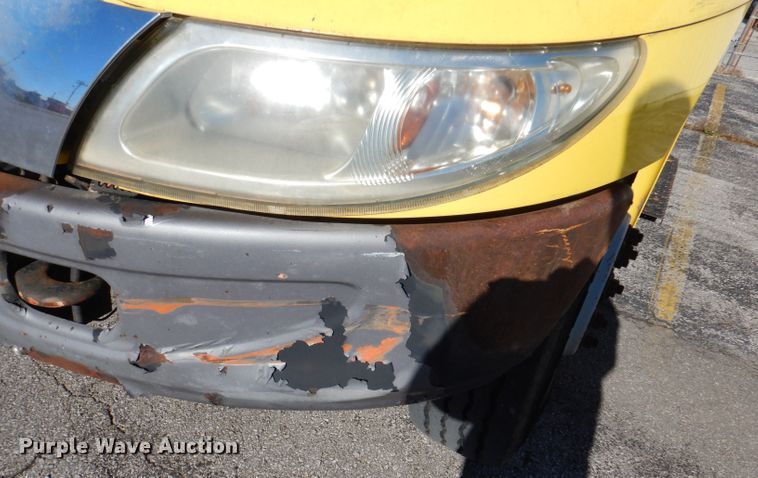 image for item DY9636 2004 International 4300  flatbed truck