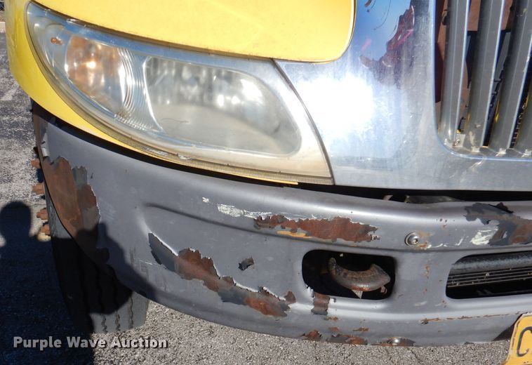 image for item DY9636 2004 International 4300  flatbed truck