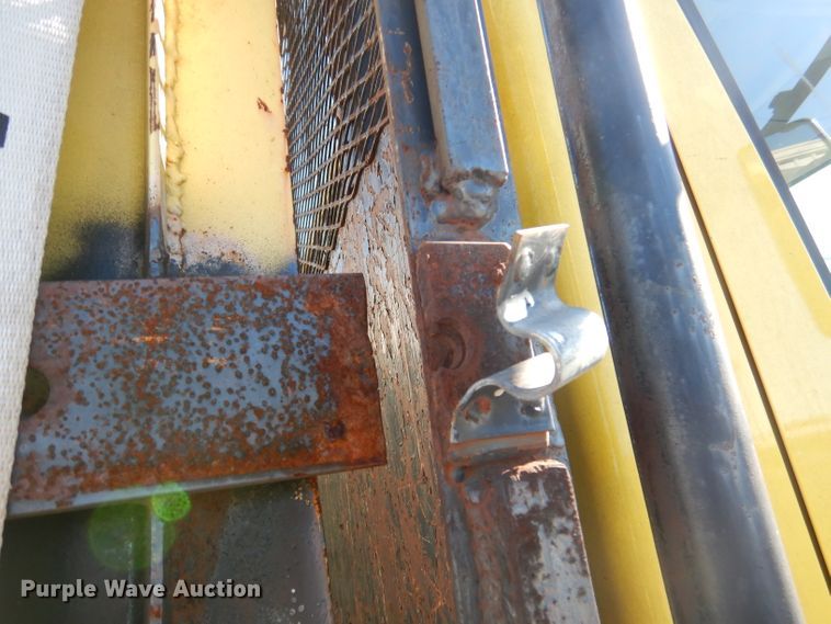 image for item DY9636 2004 International 4300  flatbed truck