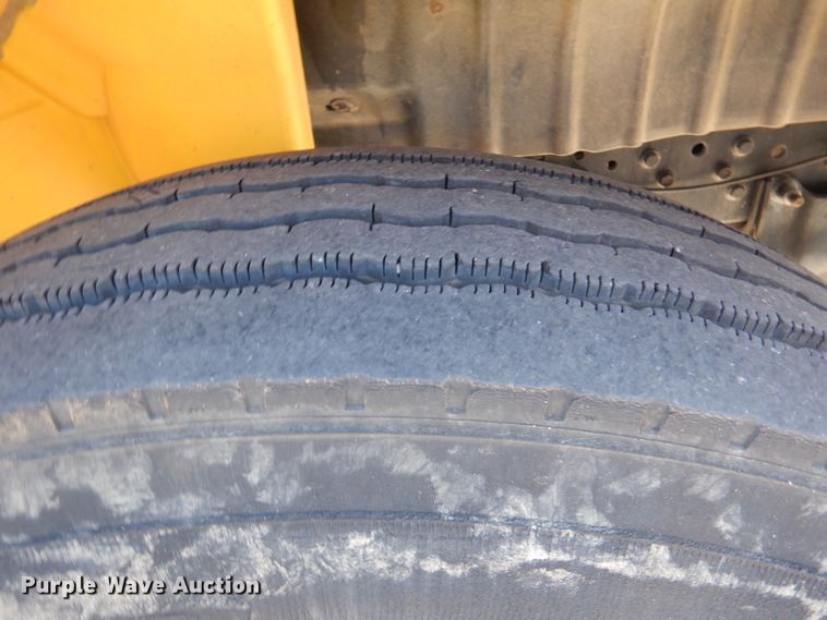 image for item DY9636 2004 International 4300  flatbed truck