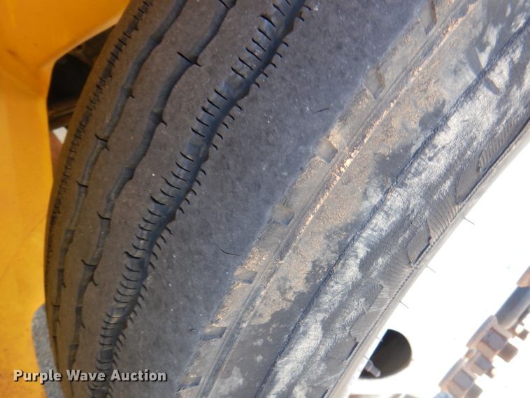 image for item DY9636 2004 International 4300  flatbed truck