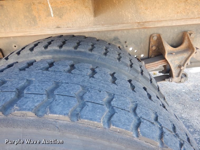 image for item DY9636 2004 International 4300  flatbed truck